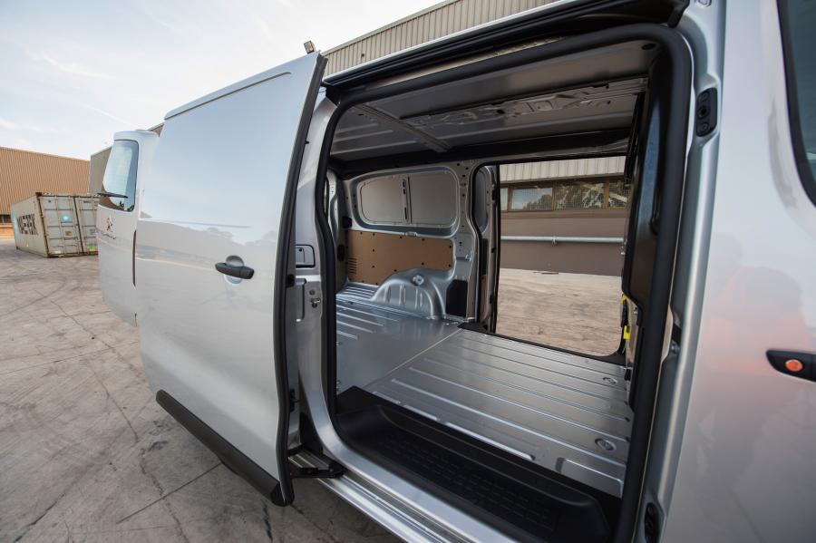 Интерьер Peugeot Expert Long 2019 года  (AU) (фото 28 из 38)